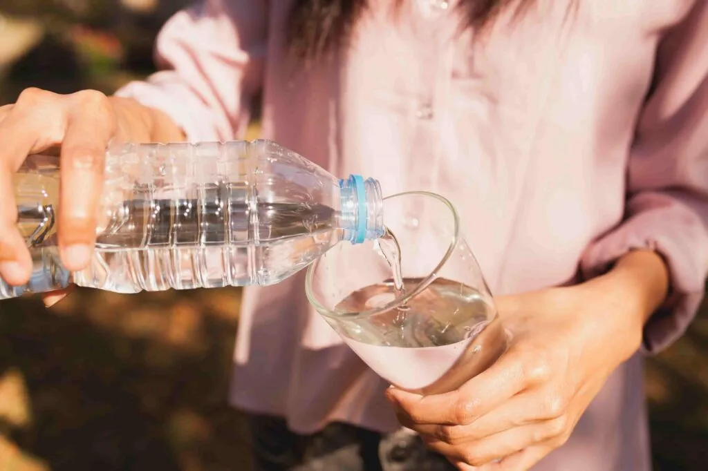mujer vaso agua